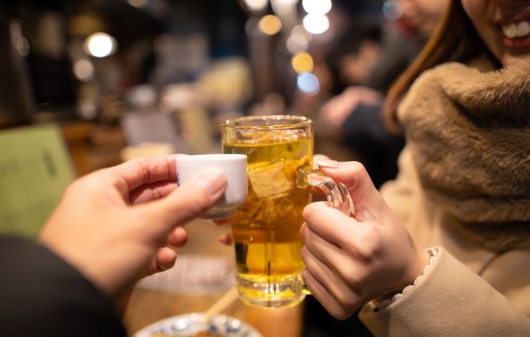 ハイボールと日本酒で乾杯している｜ひめコミ